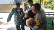 Polisi Bersama Tim Medis Tangani ODGJ Mengamuk di Bukit Tunggal
