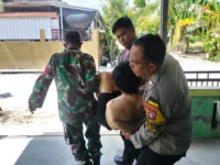Polisi Bersama Tim Medis Tangani ODGJ Mengamuk di Bukit Tunggal