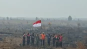 Karhutla Belum Padam, Relawan Kibarkan Merah Putih di Petuk Katimpun
