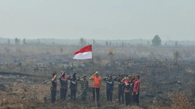 Karhutla Belum Padam, Relawan Kibarkan Merah Putih di Petuk Katimpun