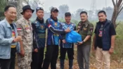 Wakili DAD dan Gerdayak, Yansen Binti Bagikan Ribuan Bingkisan ke Petugas Pemadam Karhutla
