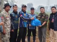 Wakili DAD dan Gerdayak, Yansen Binti Bagikan Ribuan Bingkisan ke Petugas Pemadam Karhutla