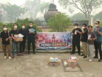 HUT ke-1, BEMKA Pilih Bagikan 3.000 Masker di Tengah Kabut Asap