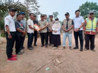 Tinjau Jalan Cempaka Mulia–Kampung Melayu, Komisi IV DPRD Kalteng Terima Usulan Desa
